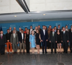 Don Felipe y Doña Letizia junto a premiados, ponentes del Fórum Impulsa y autoridades asistentes al acto